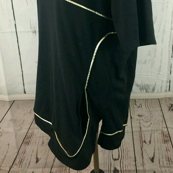 8ighth Dstrkt black and gold tshirt - Picture 3 of 6